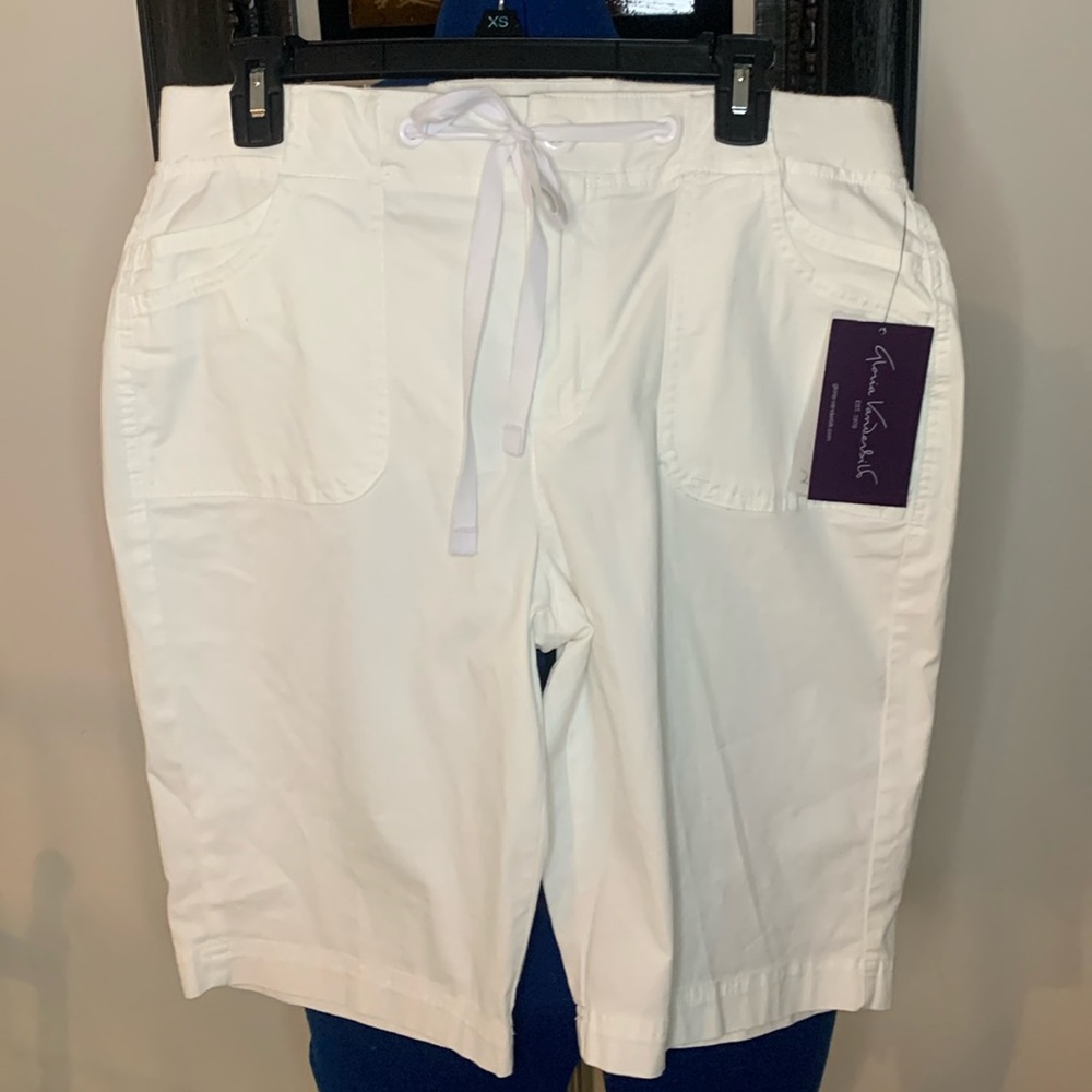 Gloria Vanderbilt White Bermuda shorts zipper front NWT size 10 16.75” waist